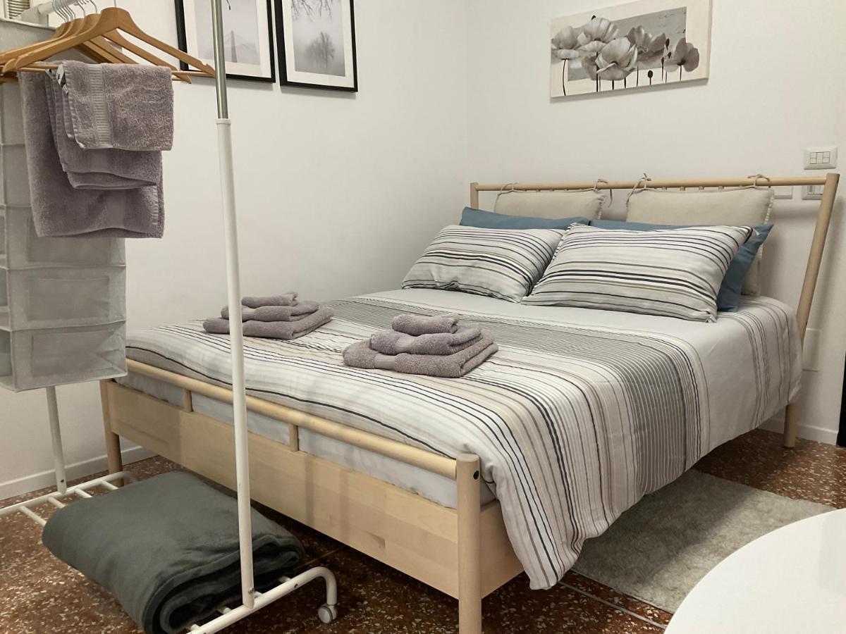 Studio 25 Apartment - Near Metro M3 ميلان المظهر الخارجي الصورة